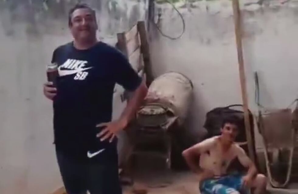 Córdoba: construyó una fosa para arreglar autos y los amigos le encontraron un uso inesperado