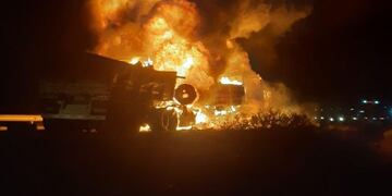 El voraz incendio involucró al menos a dos de los vehículos de transporte, y atrapado entre los hierros de la cabina de uno de ellos falleció un chofer de origen chileno. Gentileza