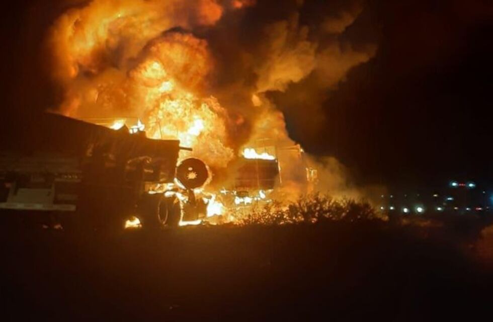 Tragedia en Los Caracoles al chocar 4 camiones, dos se incendiaron y falleció un chofer