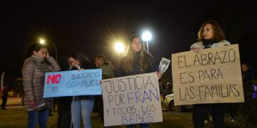 Marcha de las antorchas de las madres del dolro en el Hospital Neonatal por el caso de la muerte de varios bebes en ese nosocomio. Foto Javier Ferreyra
