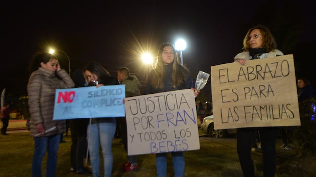 Marcha de las antorchas de las madres del dolro en el Hospital Neonatal por el caso de la muerte de varios bebes en ese nosocomio. Foto Javier Ferreyra