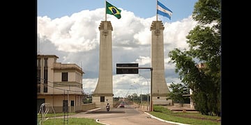 Cabecera del puente sobre el Río Uruguay que conecta Uruguaya (Brasil) con Paso de los Libres (Argentina, Corrientes)