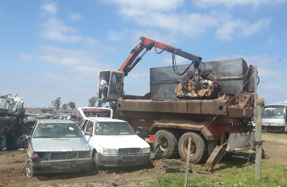 Compactaron vehículos y quedaron casi 74.000 kg. de chatarra
