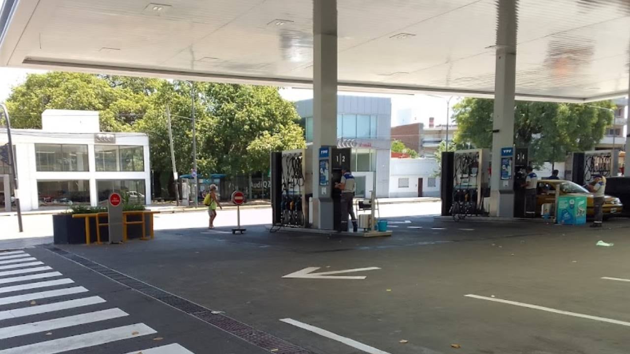 YPF sobre la esquina de bulevar Avellaneda y Córdoba, en la zona oeste de Rosario.