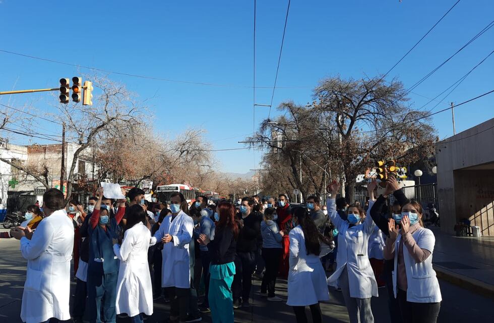 Desde hoy los residentes de Mendoza atenderán solo emergencias