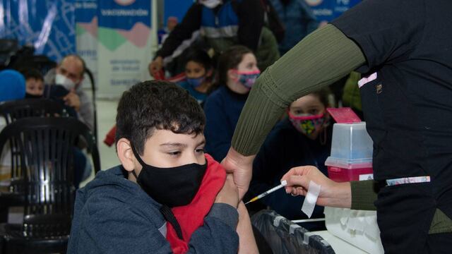 Este lunes comenzó la aplicación de la primera dosis de refuerzo a niños y niñas entre 5 y 11 años.