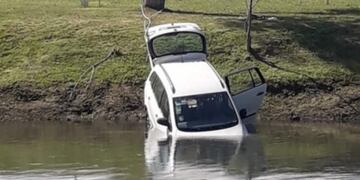 Un jubilado de la localidad de Berisso se descompensó, chocó y terminó en un canal.