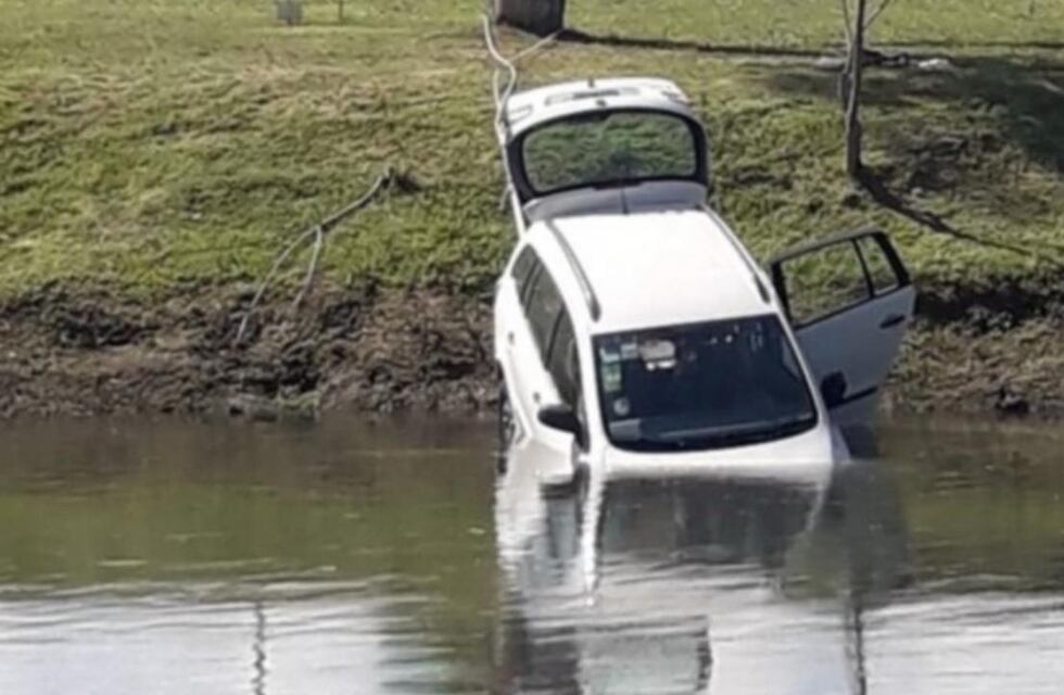 Accidente en La Plata: luego de que un jubilado se descompensara, chocó su auto y cayó en un canal