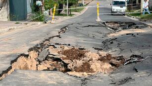 Socavón en calle La Rioja al 5.200. (El Doce)