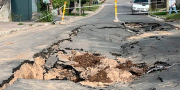 Socavón en calle La Rioja al 5.200. (El Doce)