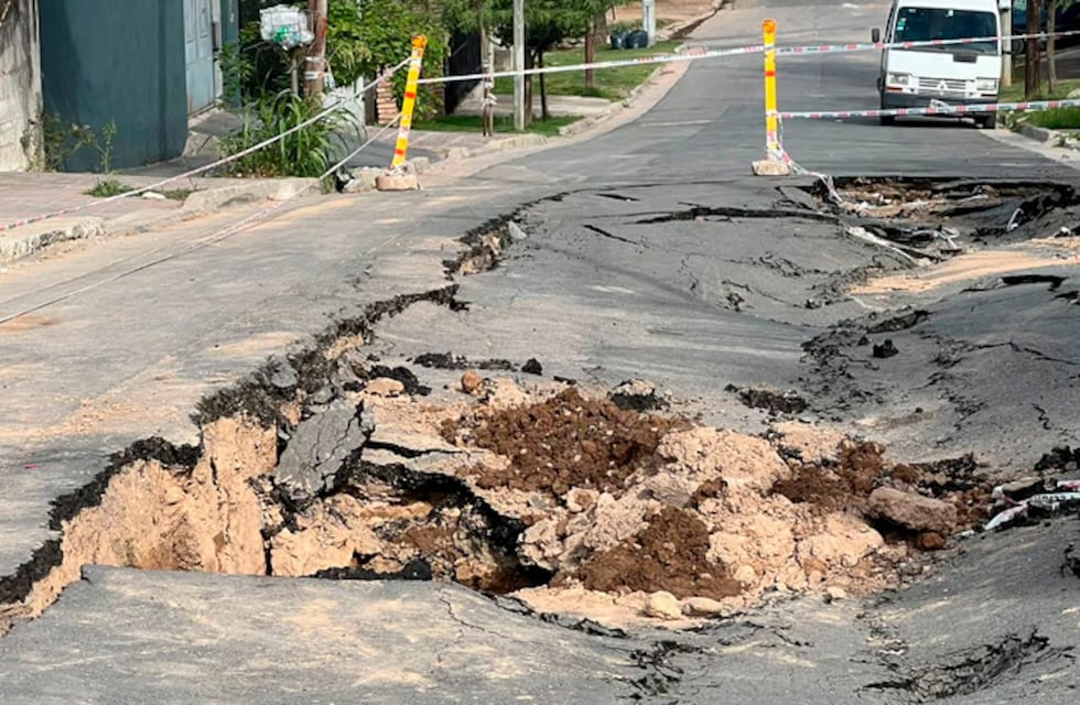 Impresionantes imágenes: otro socavón sorprendió a vecinos de la ciudad de Córdoba