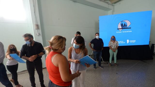 Schiaretti entregó escrituras sociales en barrio Ciudad de Mis Sueños (Prensa Gobierno)