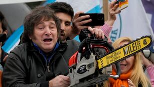 Milei pasó la motosierra y logró superávit fiscal en el primer año de mandato (AP Foto/Natacha Pisarenko)