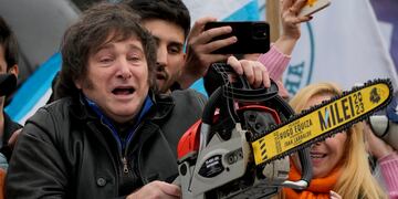Milei pasó la motosierra y logró superávit fiscal en el primer año de mandato (AP Foto/Natacha Pisarenko)