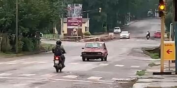 Filman a un automovilista conduciendo marcha atrás por una importante avenida en Montecarlo.