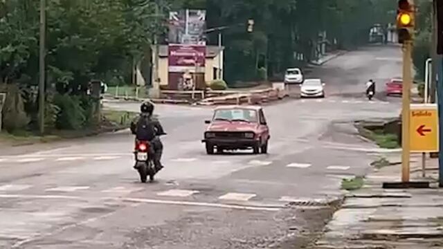 Filman a un automovilista conduciendo marcha atrás por una importante avenida en Montecarlo.
