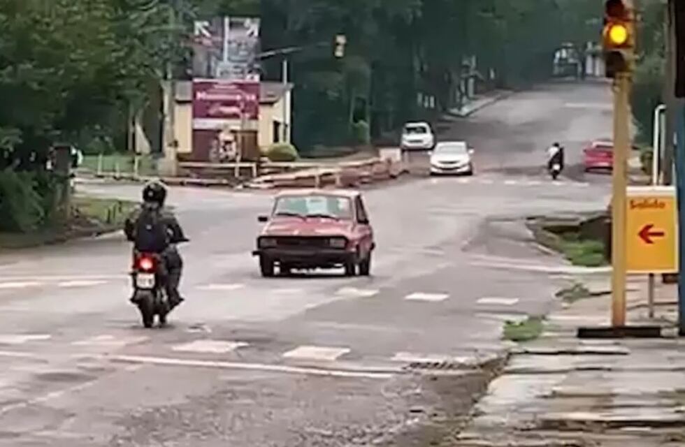 Filman a un automovilista conduciendo marcha atrás por una importante avenida en Montecarlo