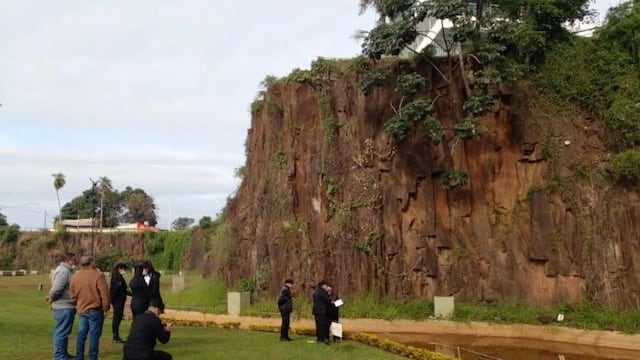 Posadas | Según las pericias, la mujer habría sido empujada por su pareja de la Cascada Artificial de la Costanera