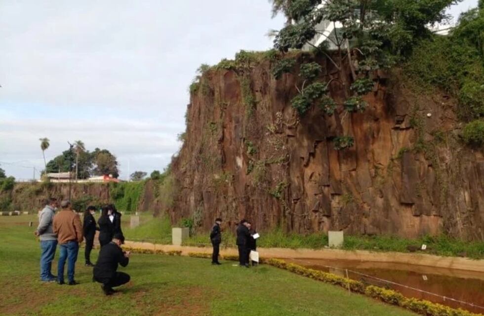 Posadas | Según las pericias, la mujer habría sido empujada por su pareja de la Cascada Artificial de la Costanera