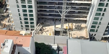 Por la caída de la grúa murió un operario.