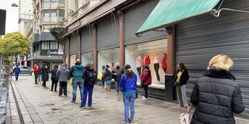 Frente al edificio donde funcionó La Favorita había varias personas esperando la apertura.