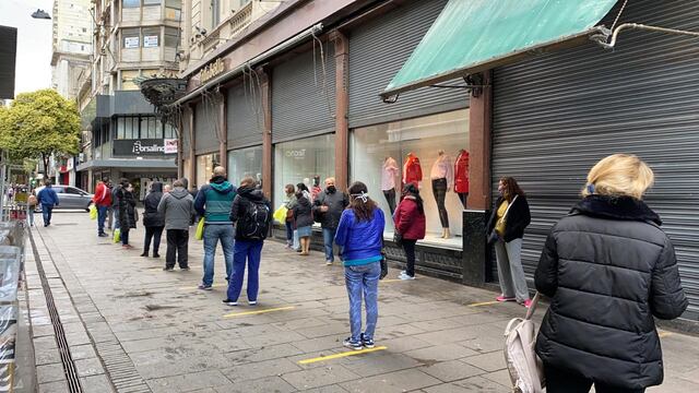 Frente al edificio donde funcionó La Favorita había varias personas esperando la apertura.