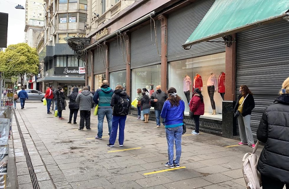 Nueva fase 1 en Rosario empezó con cola en Falabella y mayor control vehicular