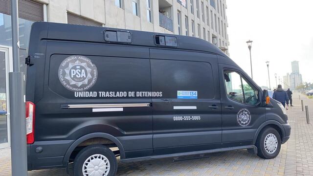 Uno de procedimientos se llevó a cabo en un edificio sobre Luis Cándido Carballo al 500. (@gbelluati)