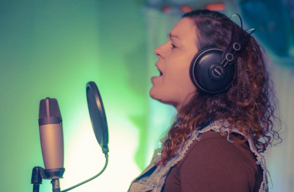 Floreana Ferro: una talentosa cantante que regresa a los escenarios.