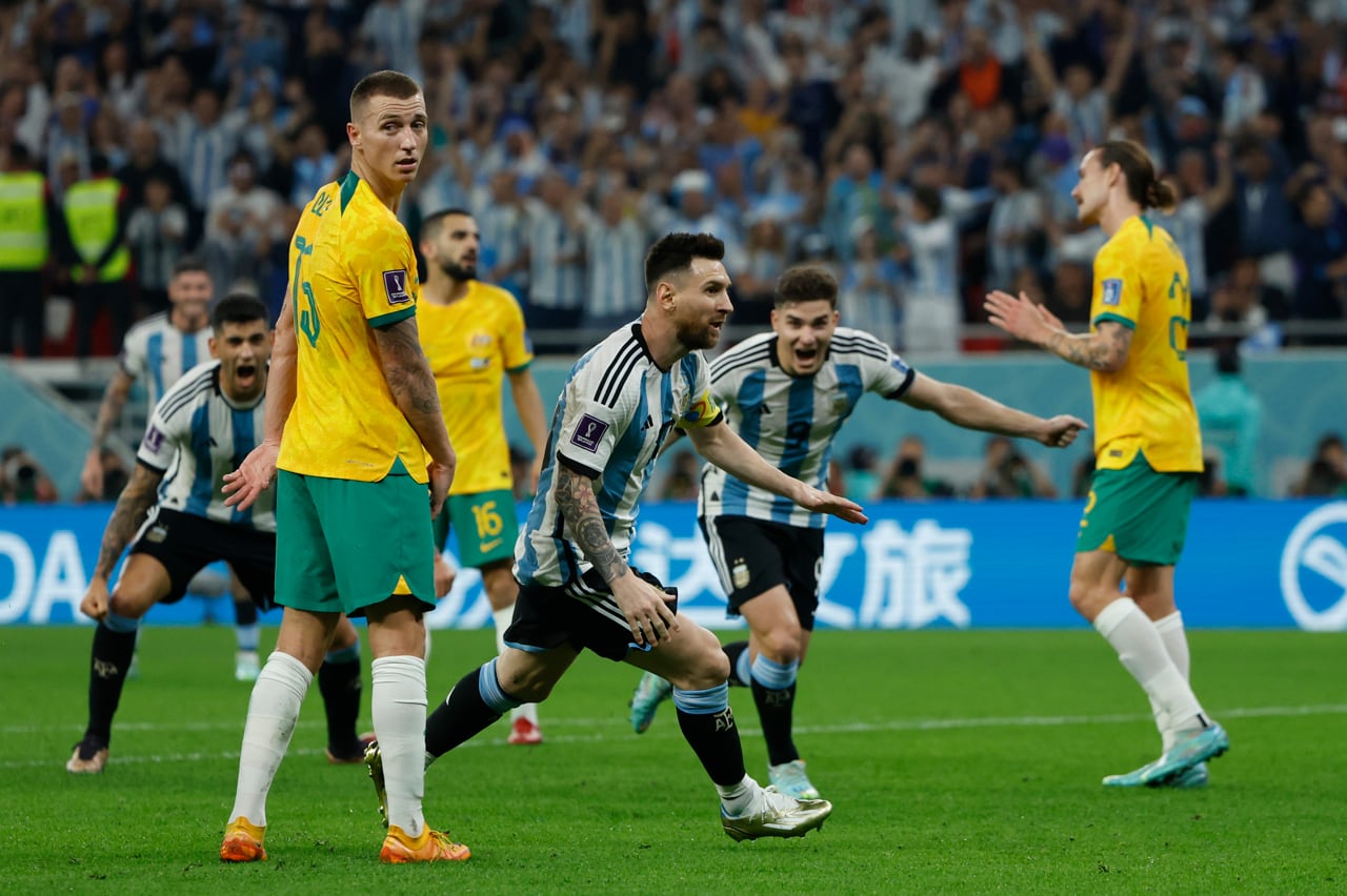 Argentina le ganó a Australia 2 a 1 y pasó a cuartos de final del Mundial Qatar 2022.
Foto: EFE