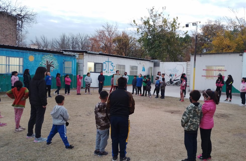 Proyecto La Escuelita: dan clases para niños de bajos recursos y piden la solidaridad de los mendocinos