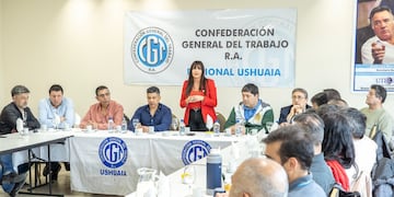 Ministra de Trabajo y Empleo, Karina Fernández, mantuvo un encuentro con representantes de las entidades gremiales que conforman la CGT Ushuaia
