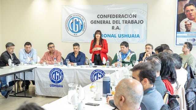 Ministra de Trabajo y Empleo, Karina Fernández, mantuvo un encuentro con representantes de las entidades gremiales que conforman la CGT Ushuaia