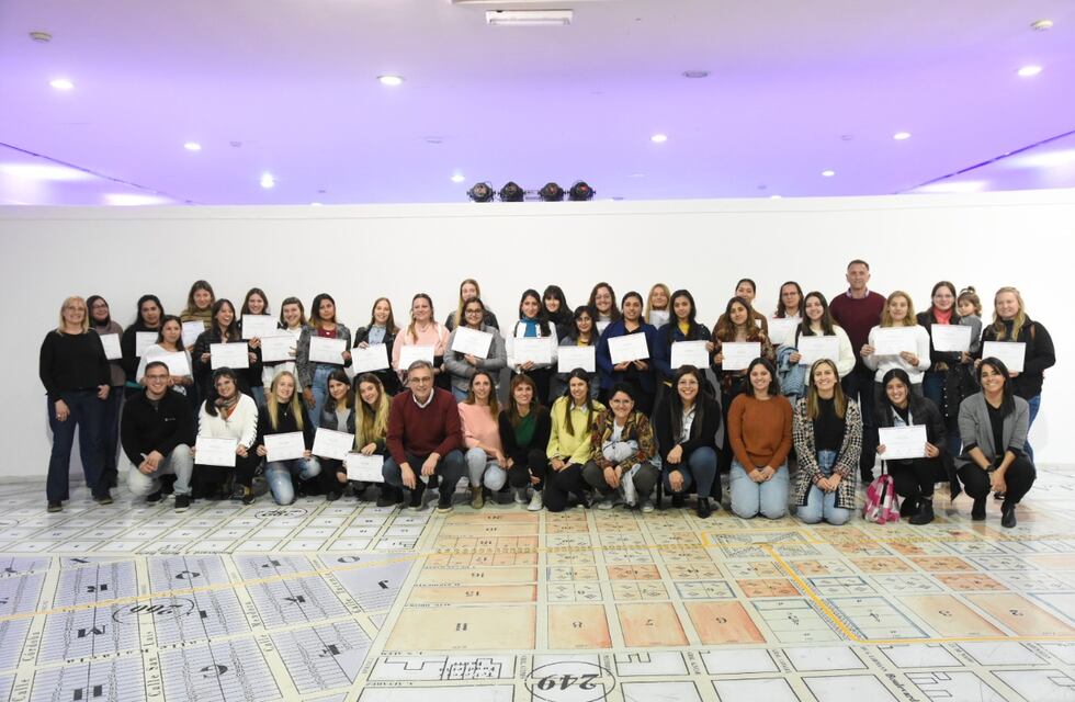 Nueva entrega de certificados por capacitaciones del programa Elegí Digital Violeta