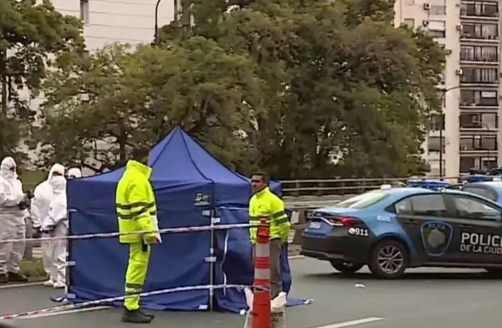 Se dieron a conocer las imágenes del momento en que el polista atropelló a un hombre en la 9 de Julio