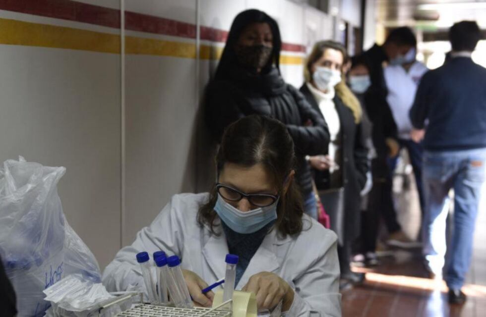 Los contagios de coronavirus cayeron por sexta semana consecutiva en la Provincia