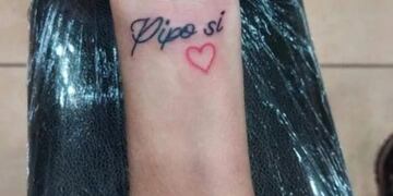 Eldorado: se tatuó el slogan de campaña del intendente electo.