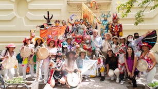 Un centenar de copleras y diablos llevaron la celebración del Jueves de Comadres a la Casa de Gobierno. Coplas, erquenchadas, papel picado, talco y serpentina, poblaron la mañana en el patio central del edificio.