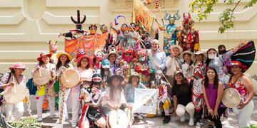 Un centenar de copleras y diablos llevaron la celebración del Jueves de Comadres a la Casa de Gobierno. Coplas, erquenchadas, papel picado, talco y serpentina, poblaron la mañana en el patio central del edificio.