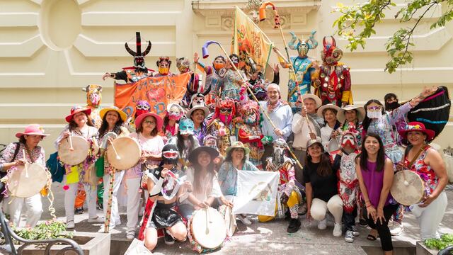 Un centenar de copleras y diablos llevaron la celebración del Jueves de Comadres a la Casa de Gobierno. Coplas, erquenchadas, papel picado, talco y serpentina, poblaron la mañana en el patio central del edificio.