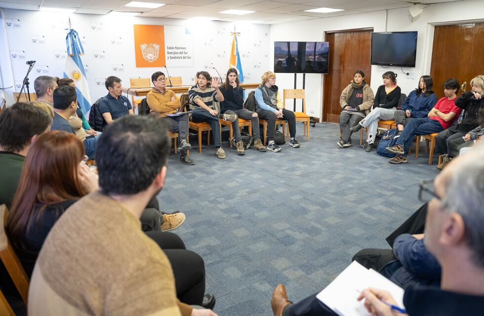Estudiantes del Colegio Polivalente de Arte de Ushuaia y del Arko visitaron la Casa de Gobierno