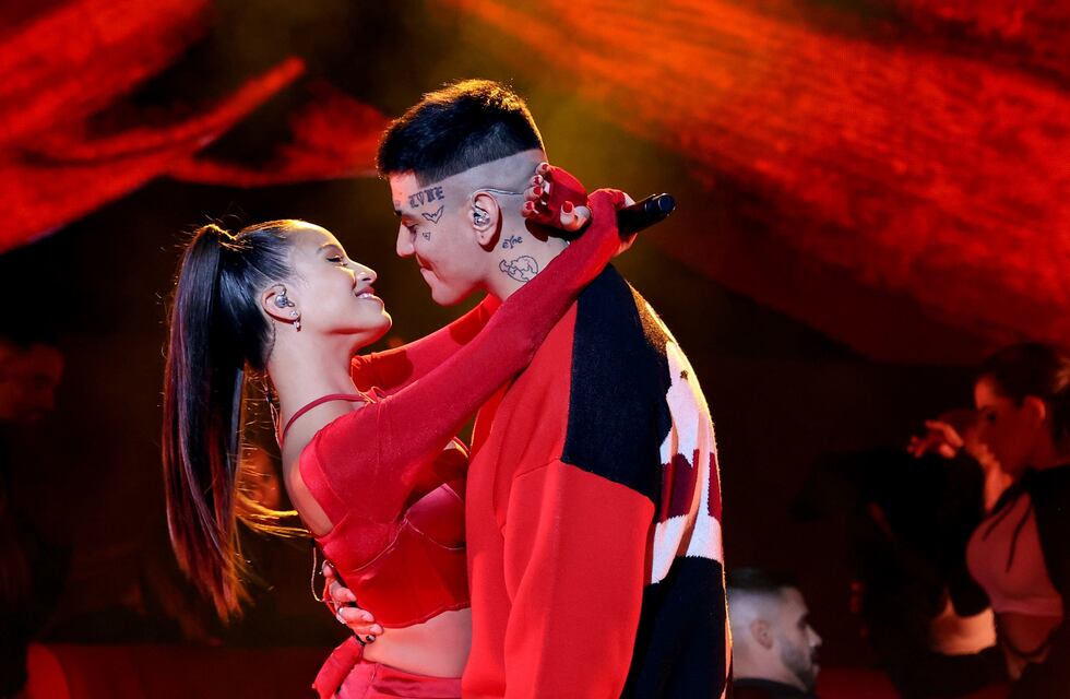 Duki y Emilia Mernes cantaron en vivo “Como si no importara” en los Premios Lo Nuestro 2022