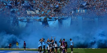 El recibimiento de la hinchada pirata en el clásico cordobés. (Javier Ferreyra / La Voz).