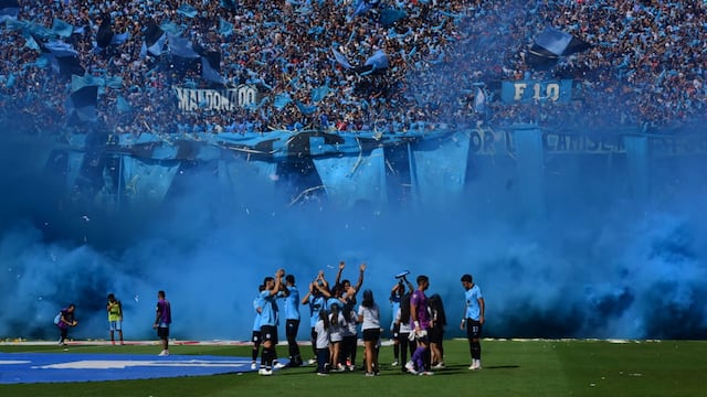 El recibimiento de la hinchada pirata en el clásico cordobés. (Javier Ferreyra / La Voz).