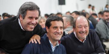 Ernesto Sanz junto a Maximiliano Abad y Gastón Manes en la paella radical en Alvear.