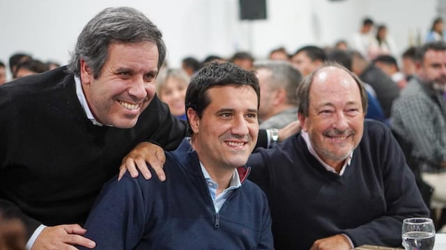 Ernesto Sanz junto a Maximiliano Abad y Gastón Manes en la paella radical en Alvear.