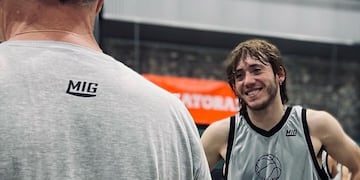 La cara lo dice todo. Paulo Londra disfrutó el campus de Rubén Magnano (@ComunidadLondra).