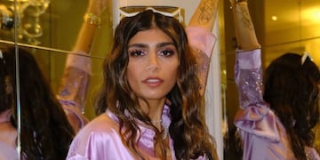 Mia Khalifa miró a cámara y posó con un top semitransparente al límite de la censura