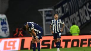 La tristeza de los jugadores de Talleres por la derrota ante Riestra, que los mantiene en zona de descenso.