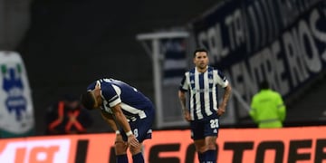 La tristeza de los jugadores de Talleres por la derrota ante Riestra, que los mantiene en zona de descenso.